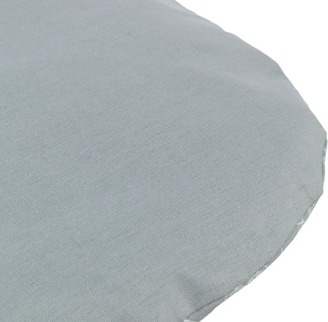 Grauer Stoffbezug in Nahaufnahme mit leicht strukturierter Oberfläche und abgerundeten Kanten.