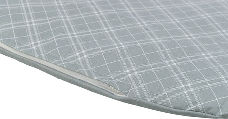 Graues, kariertes Kissen mit feinem, weißem Gittermuster und sichtbarem Reißverschluss an der Kante.