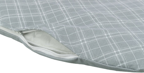 Graues Kissen mit Karomuster und offenem Reißverschluss, sichtbare textile Struktur, obere Ecke im Fokus.