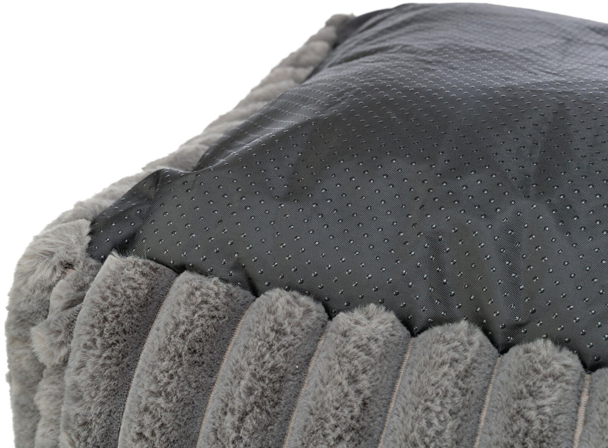 Grauer, strukturierter Stoff mit weicher, plüschiger Oberfläche und glatter, gepunkteter Unterseite.