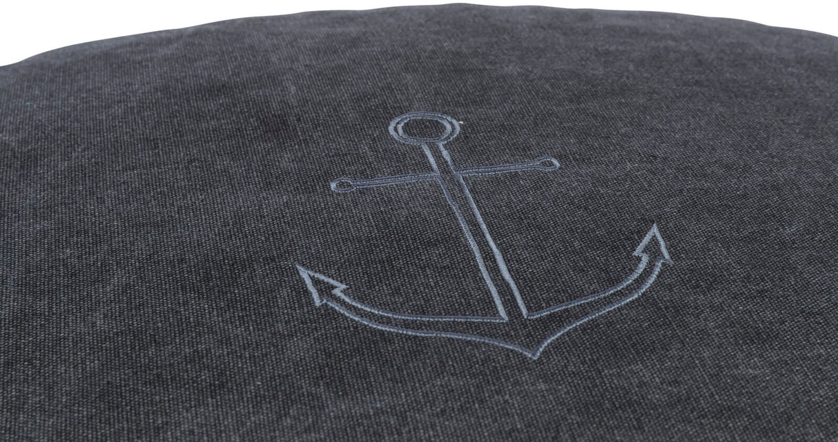 Dunkelgrauer Stoff mit eingesticktem Anker-Motiv in der Mitte.