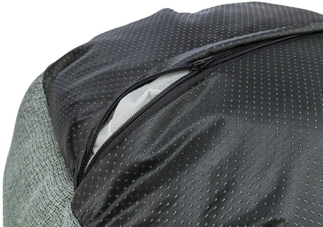 Schwarzer stoffstrukturierter Bereich mit Reißverschluss und grauer Fläche, teilweise geöffnet.