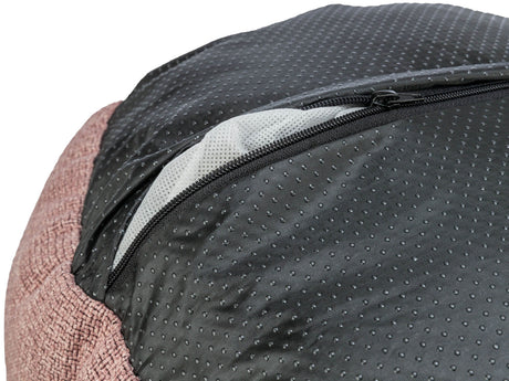 Schwarzer, gepunkteter Stoff mit Reißverschluss über rosa, gewebtem Material auf einer Tasche oder einem Bezug.