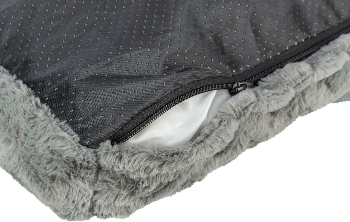 Graues, gepunktetes Obermaterial mit Reißverschluss und flauschiger, grauer Rand aus Fellimitat.