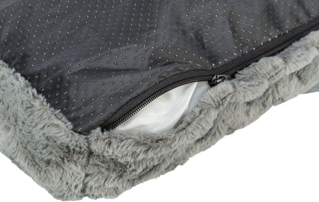 Graues, gepunktetes Obermaterial mit Reißverschluss und flauschiger, grauer Rand aus Fellimitat.