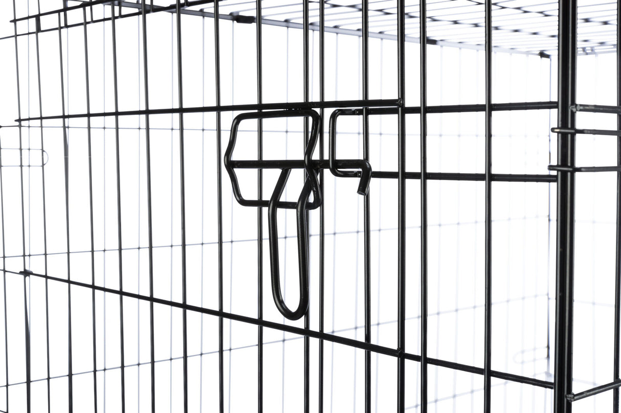 Schwarzer Metallkäfig mit Gitterstruktur und sichtbarem Verschlussmechanismus vor weißem Hintergrund.
