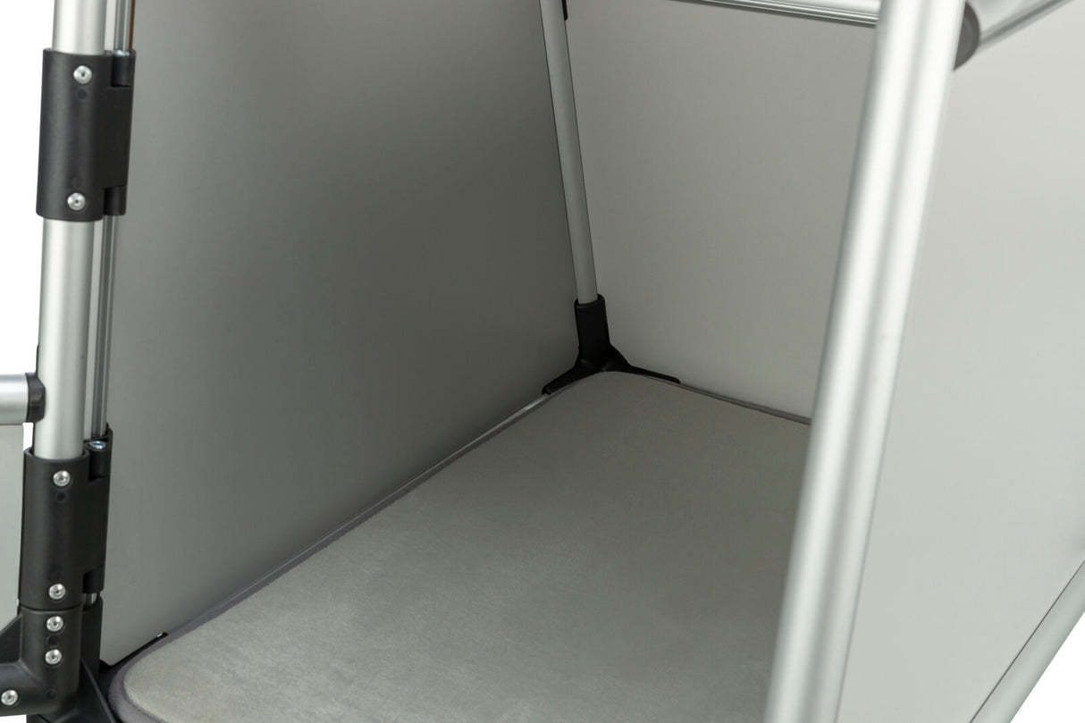 Silberfarbener Rahmen eines quadratischen Käfigs oder Gehäuses mit grauem Boden und schwarzen Verbindungsstücken.