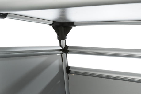 Metallene, silberne Struktur aus Rohren und Verbindungsstücken, die ineinander gesteckt sind, vor weißem Hintergrund.