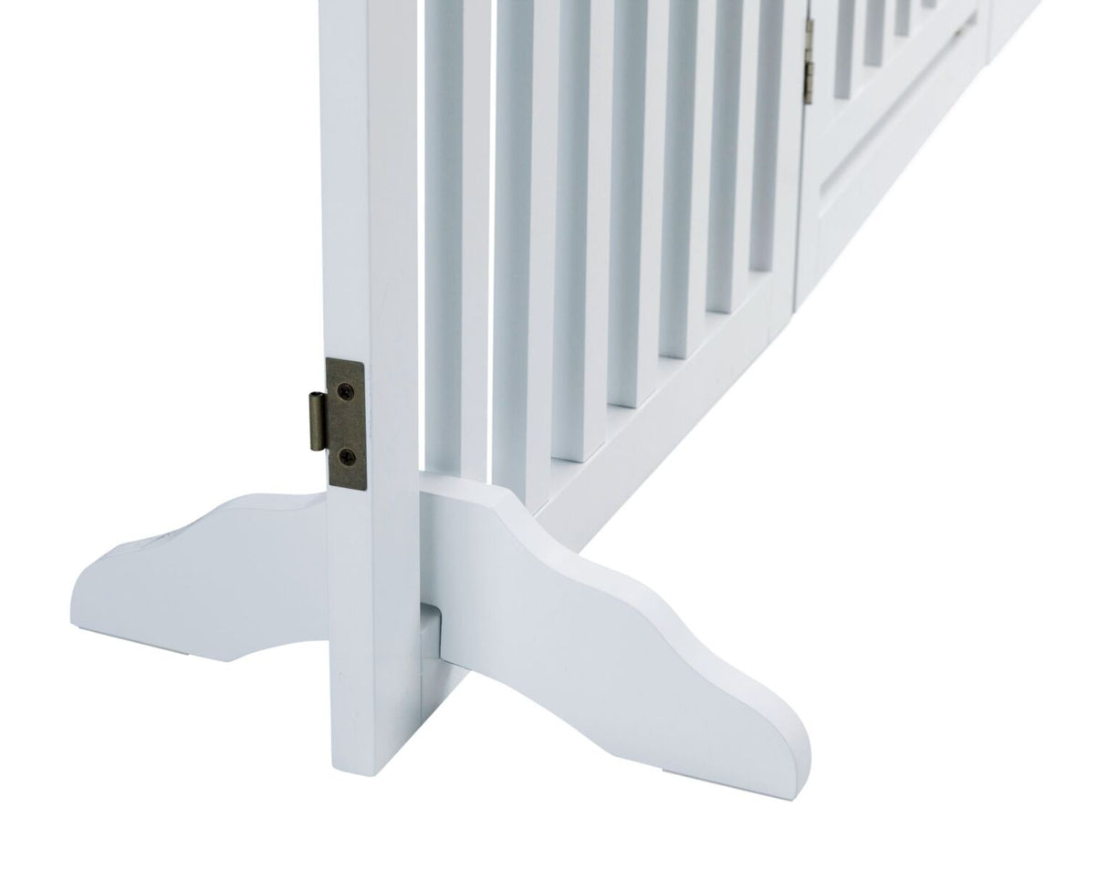 Weißes Holzgitter mit vertikalen Streben und Metallscharnier auf dekorativem Fuß stehend.