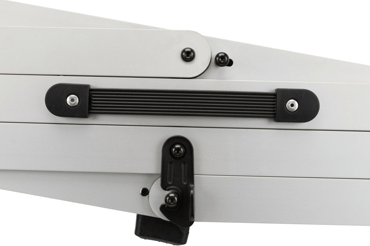 Silberne Metallstruktur mit schwarzen Kunststoffelementen und Schrauben, geometrische Linienmuster sichtbar.