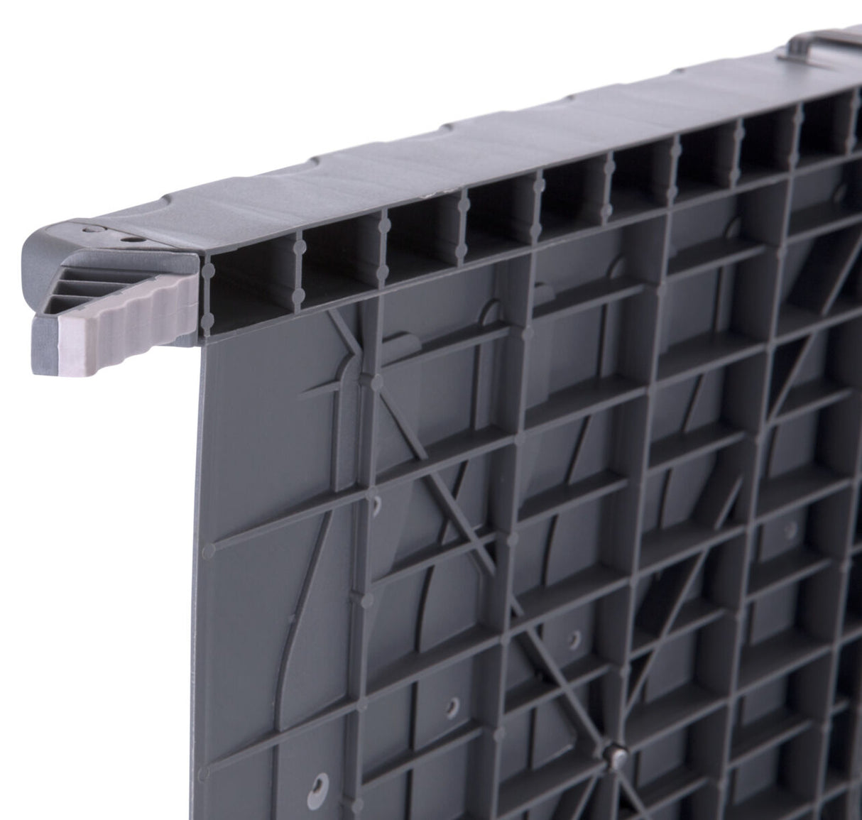 Graues, rechteckiges Kunststoffbauteil mit einer gerippten Oberfläche und zahlreichen Verstrebungen auf der Unterseite.