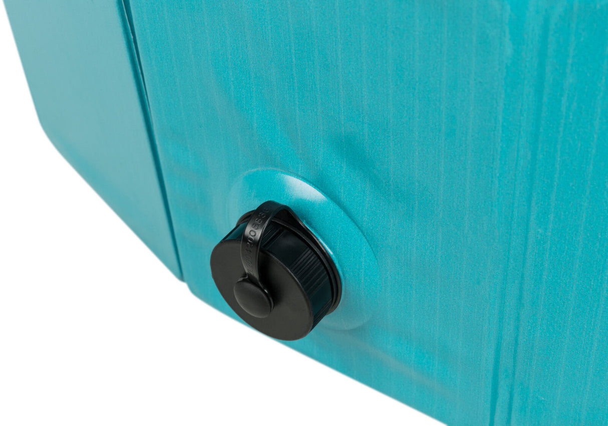 Türkisfarbene Oberfläche mit einem schwarzen runden Drehverschluss am unteren Bereich des Bildes.