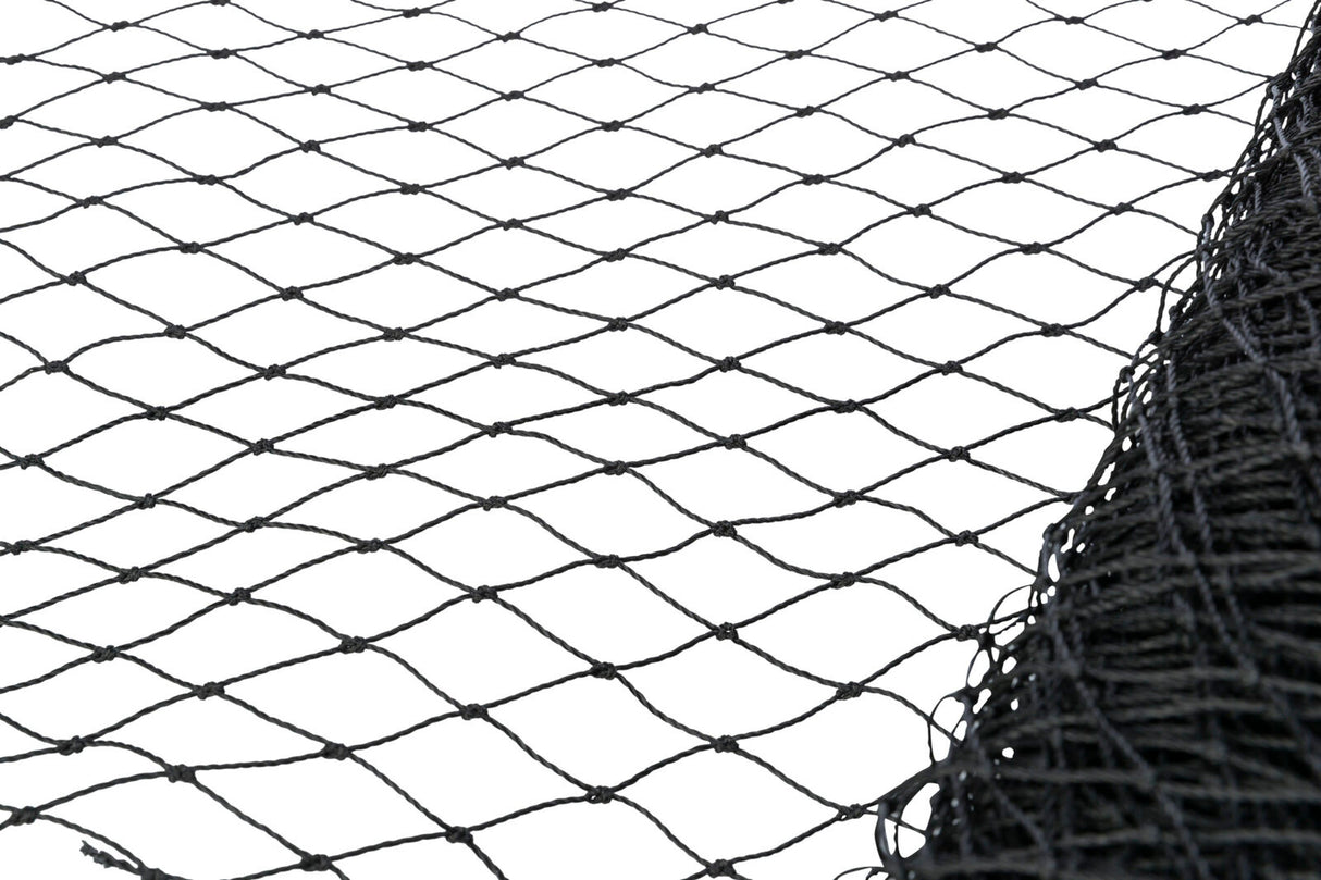 Schwarzes Netz mit quadratischen Maschen liegt auf einer weißen Fläche, ein Teil des Netzes ist zusammengerollt.