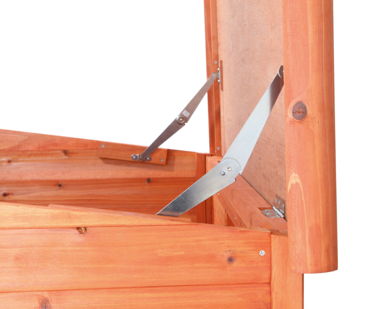 Holzkasten mit aufgeklapptem Deckel und Metallscharnieren, Oberfläche in warmer Holzfarbe.