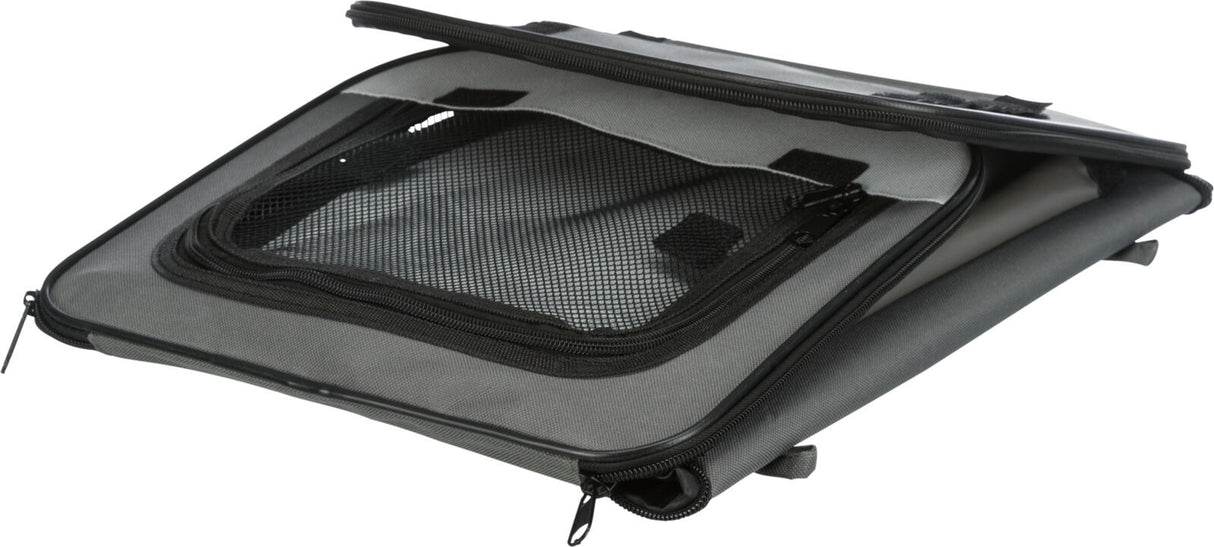 Graue Tragebox mit Netzfenster und Reißverschluss, teilweise zusammengefaltet, liegt auf einer Fläche.