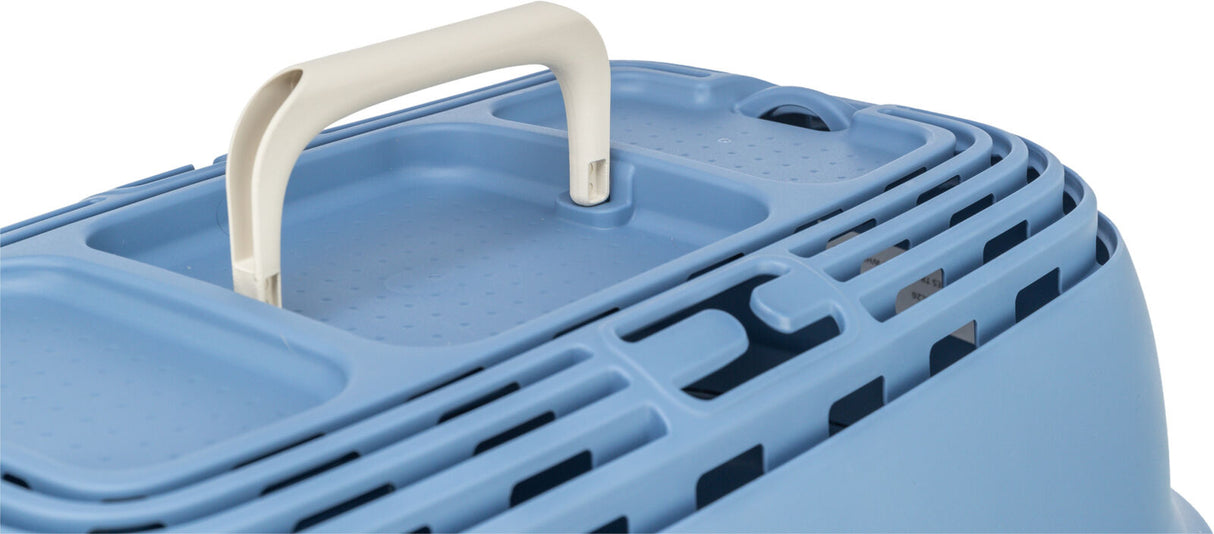 Blauer Kunststoffbehälter mit hellbeigem Tragegriff und belüftetem Deckel.