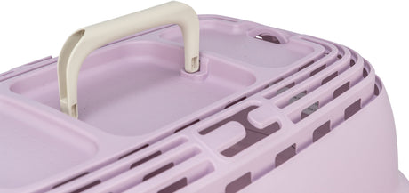 Tragegriff einer hellvioletten Plastikoberfläche mit Gittermuster und Öffnungen.