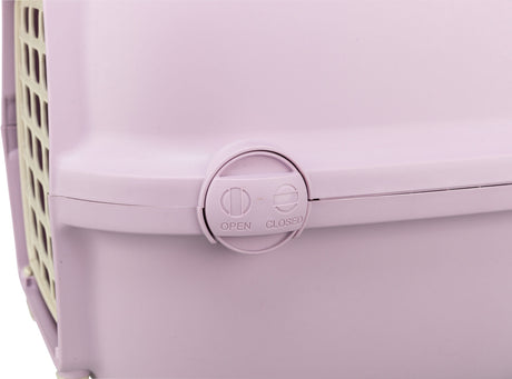 Lila Kunststoffbox mit seitlichem Drehverschluss, Positionen "OPEN" und "CLOSED" beschriftet.