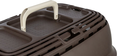 Brauner Gegenstand mit beiger Griffoberfläche, strukturiertes Design mit rechteckigen Vertiefungen und Öffnungen.