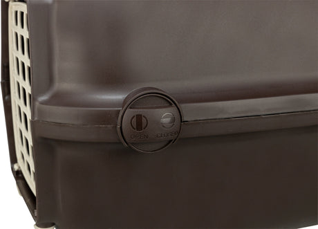 Braunes Kunststoffgehäuse mit einem Drehverschluss, Beschriftungen "OPEN" und "CLOSED" sind sichtbar.