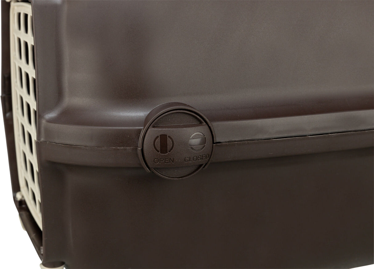 Braunes Kunststoffgehäuse mit einem Drehverschluss, Beschriftungen "OPEN" und "CLOSED" sind sichtbar.