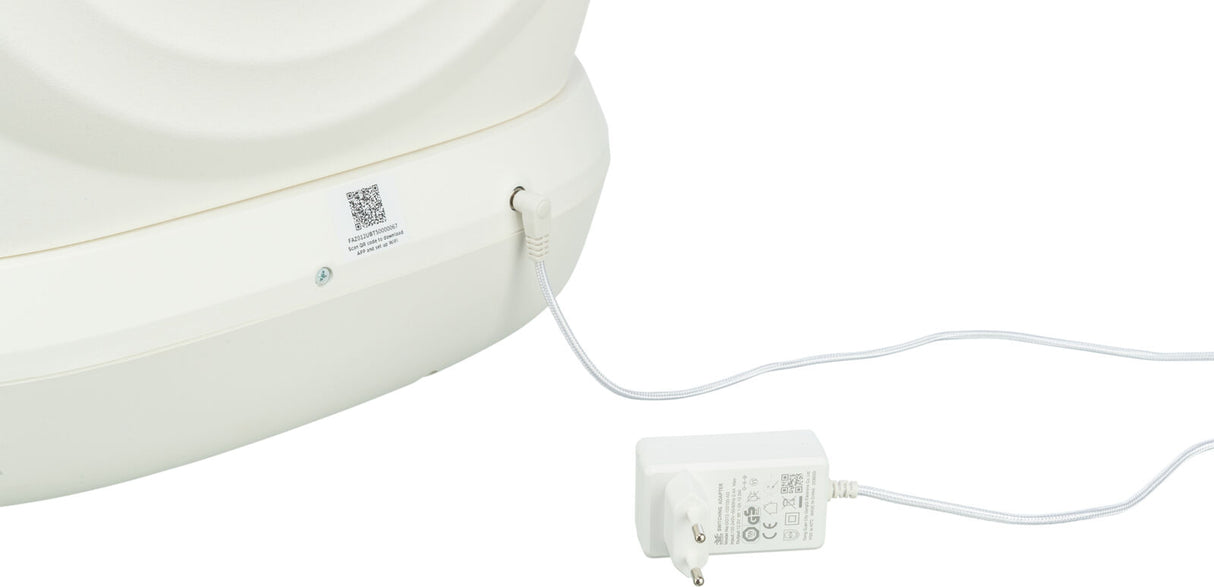 Ein weißes elektrisches Gerät mit einem Netzteil und einem eingesteckten Kabel, einem QR-Code und sichtbaren Schrauben.