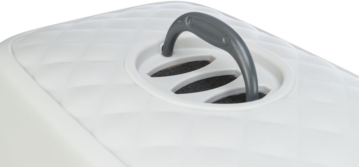 Weiße strukturierte Oberfläche mit grauem Griff über einer ovalen Öffnung.