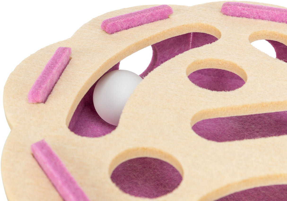 Holzspielzeug mit runden Öffnungen, beige mit rosa Akzenten, zeigt eine weiße Kugel in einem der Löcher.