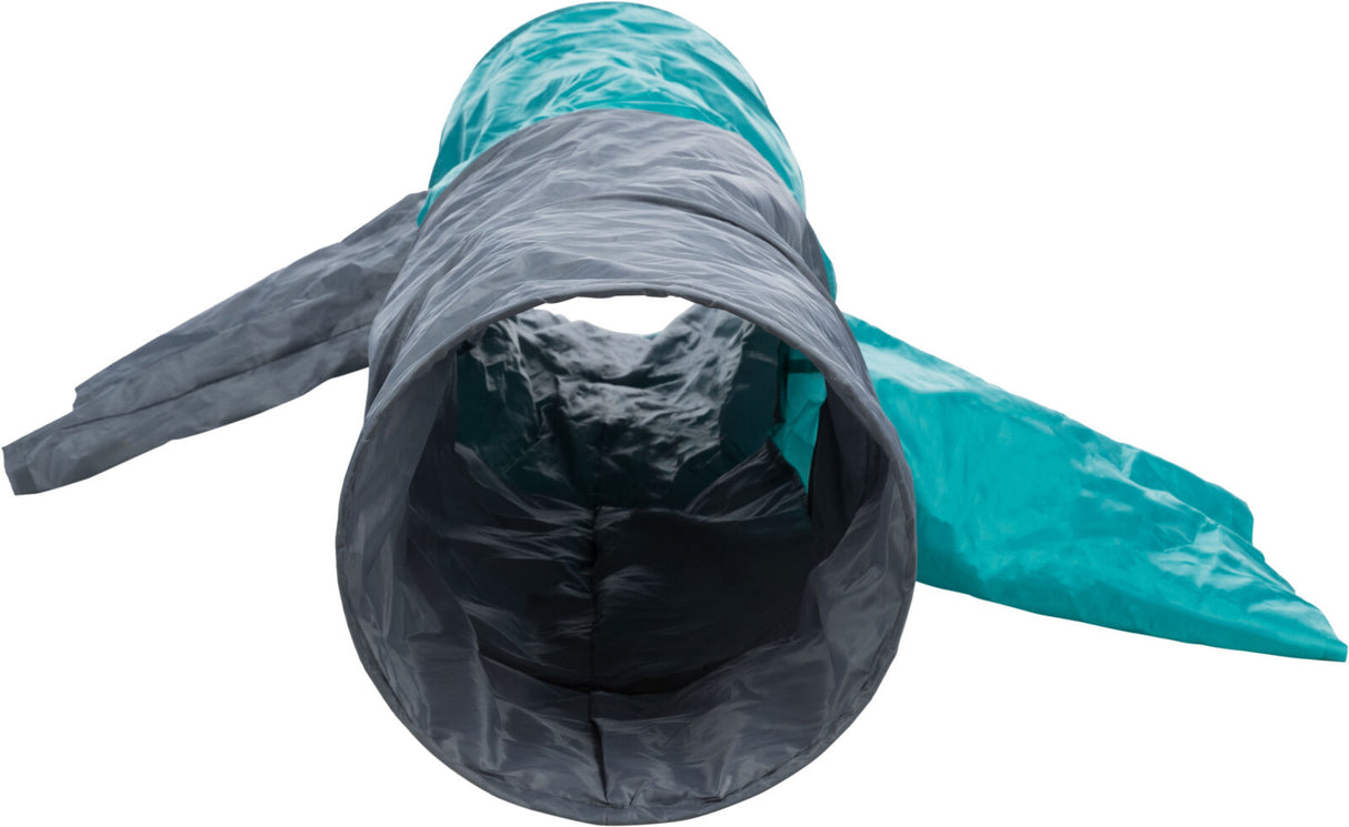 Blauer und grauer Tunnel aus dünnem, flexiblem Material mit mehreren Eingängen und Öffnungen.