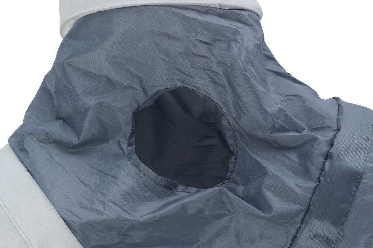 Grauer Stoff mit kreisförmiger Öffnung und weißem Rand, möglicherweise Teil eines Kleidungsstücks.