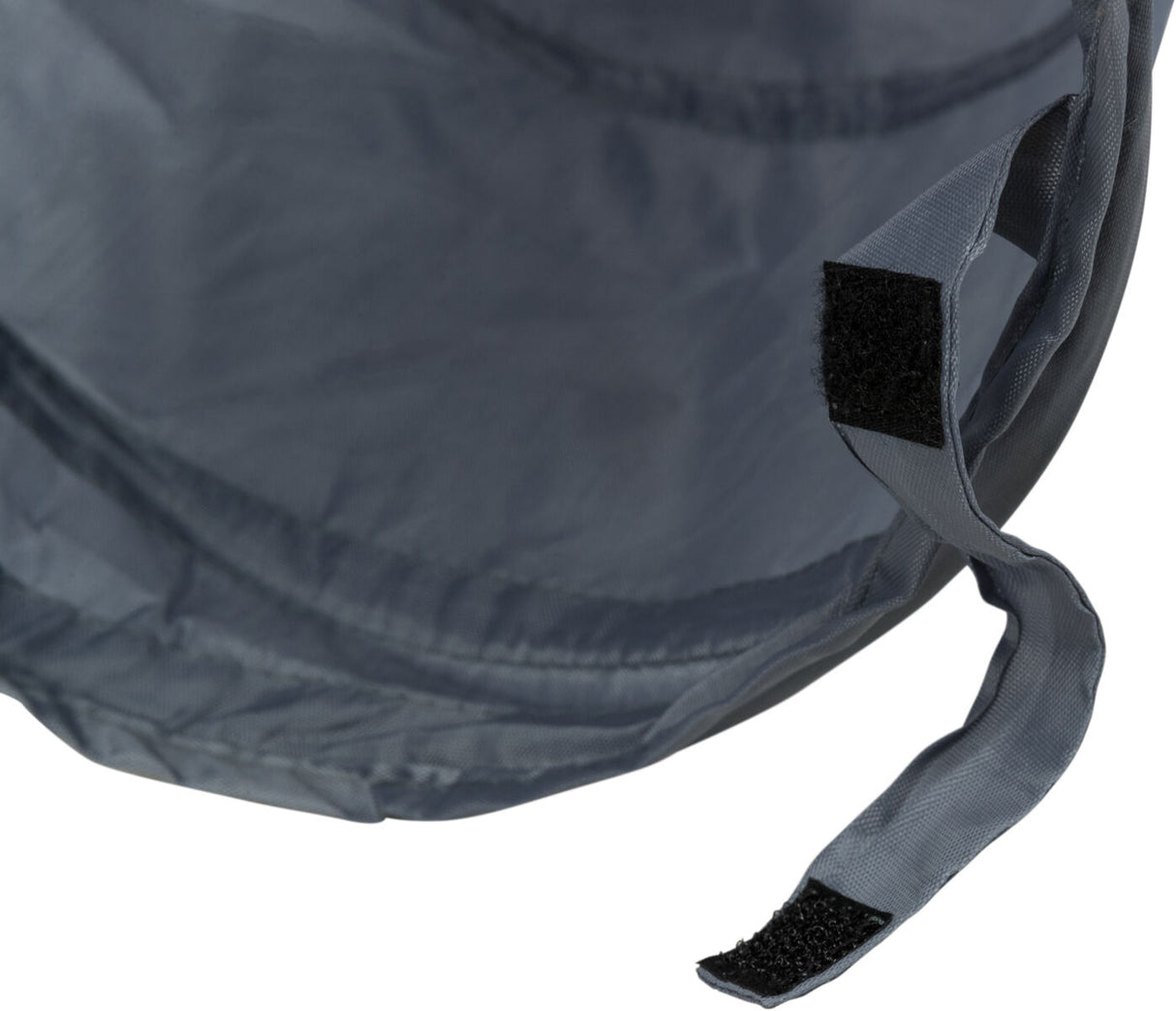 Grauer Stoff mit schwarzem Klettverschluss, teilweise gerollt oder gefaltet.