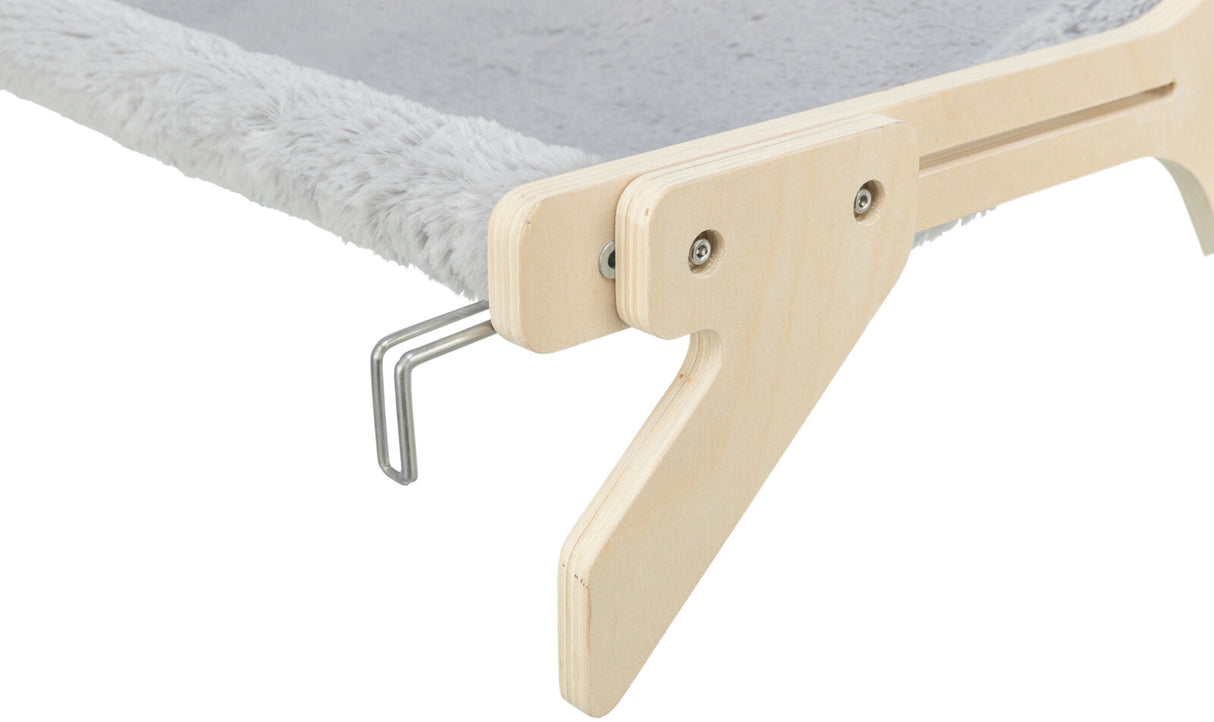 Holzgestell mit Metallhaken hält weiche, graue Oberfläche, wahrscheinlich Teil eines Regals.