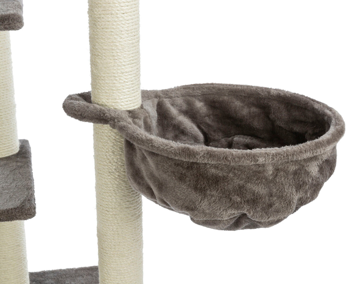 Kratzbaum mit hellen Sisalstämmen und einem grauen, weichen Schlafkorb aus Stoff an der Seite befestigt.