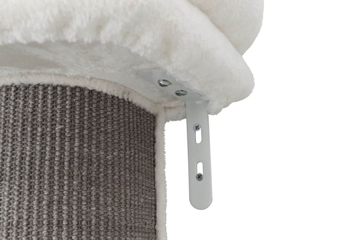 Ein Kratzbaum aus grauem Gewebe mit weißer Plüschauflage und metallener Halterung an der Seite.