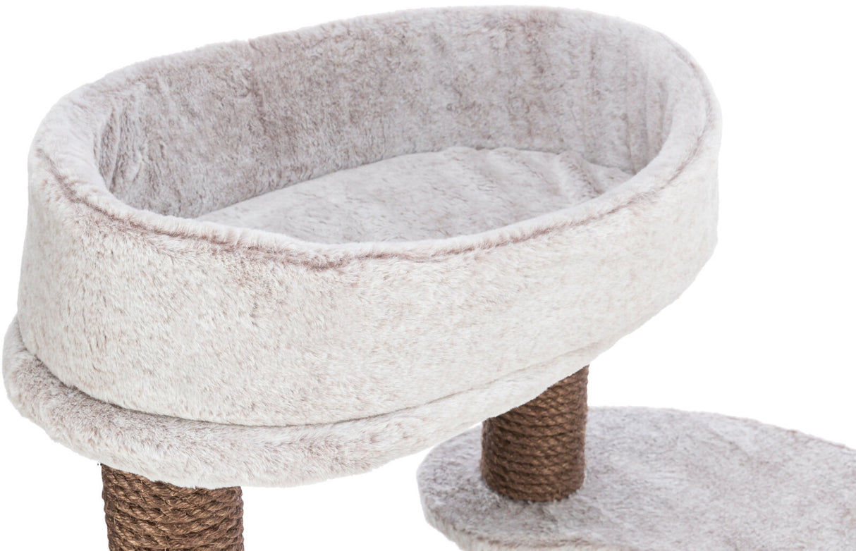 Ovale, beige, flauschige Liegefläche auf einem Kratzbaum mit braunen Sisalstämmen.