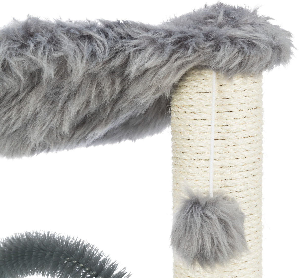 Kratzbaumteil aus Sisal mit beiger Oberfläche und flauschigem grauem Plüsch, mit hängendem Pompon-Spielzeug.