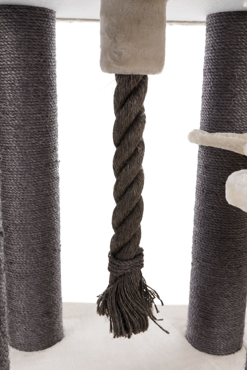 Ein schwarzes, gedrehtes Seil hängt zwischen zwei mit grauem Seil umwickelten Kratzsäulen.