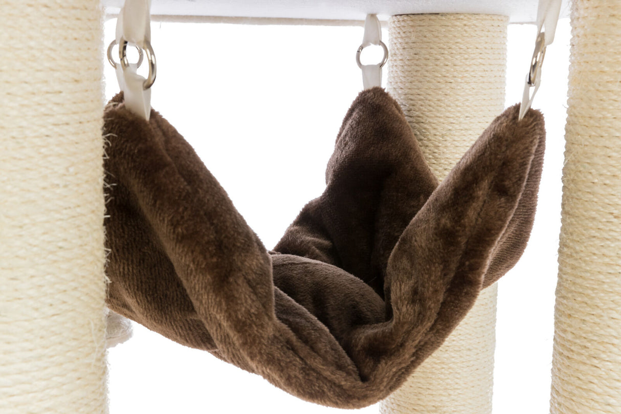 Braunes, flauschiges Hängemattenteil zwischen hellen Kratzbaumstämmen an Metallringen befestigt.