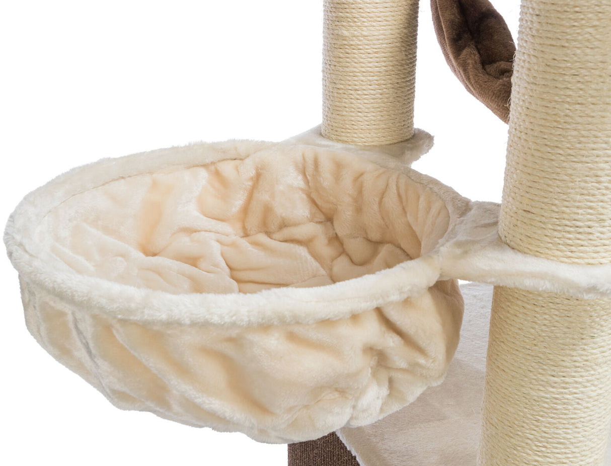 Beiger, runder Plüschkorb an einem Kratzbaum mit mehreren Sisalstämmen und Plattformen.