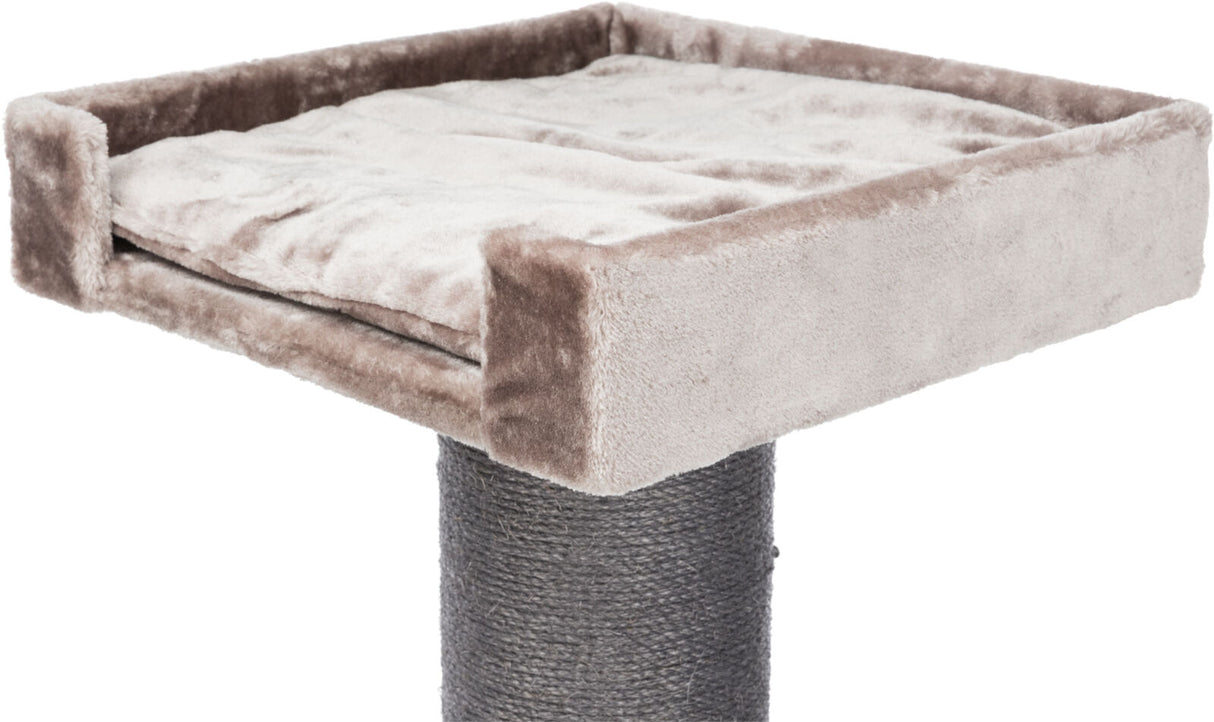 Quadratische Plattform mit weichem beigem Stoff bezogen auf grauem Kratzstamm.