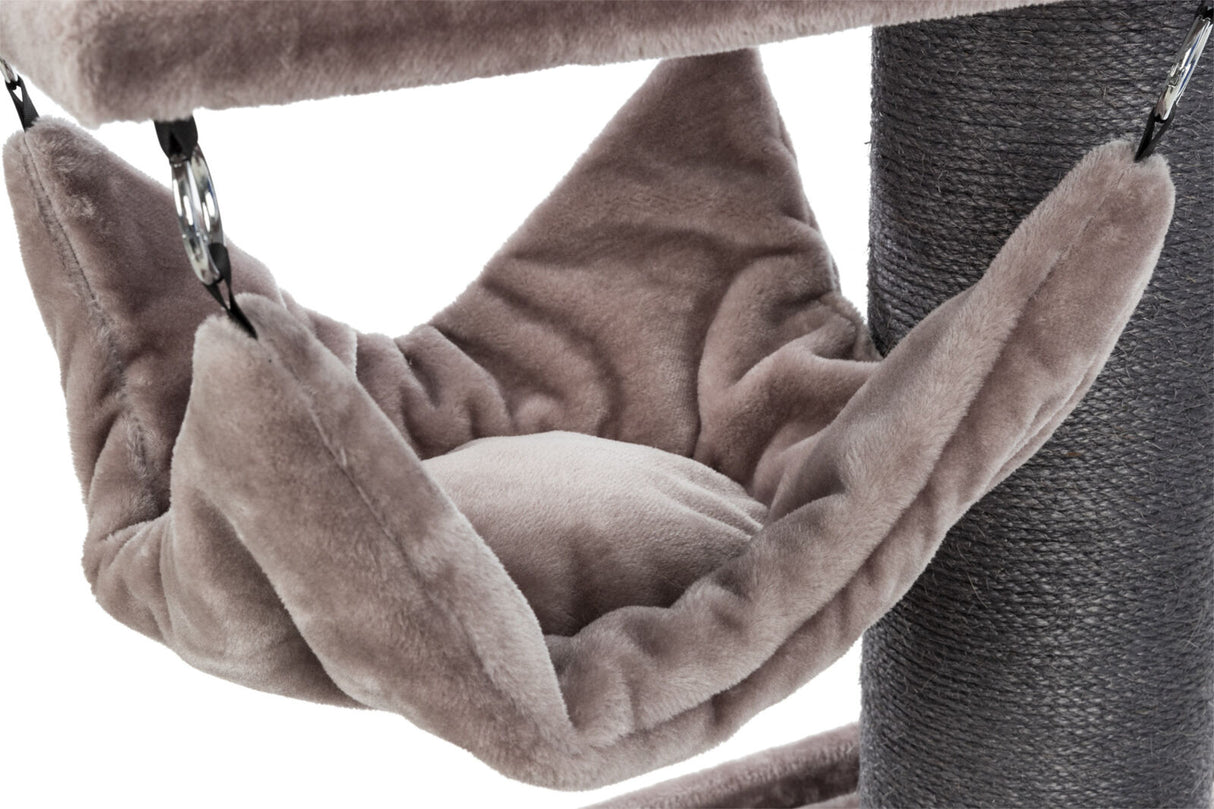 Graues, weiches Kissen in einer Katzenhängematte, die an einem Kratzbaum mit dunkler Sisal-Oberfläche befestigt ist.