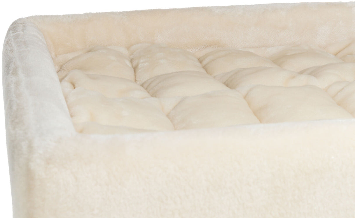 Weiches, cremefarbenes, plüschiges Kissen mit gestepptem Design und leicht erhabenen Rändern.