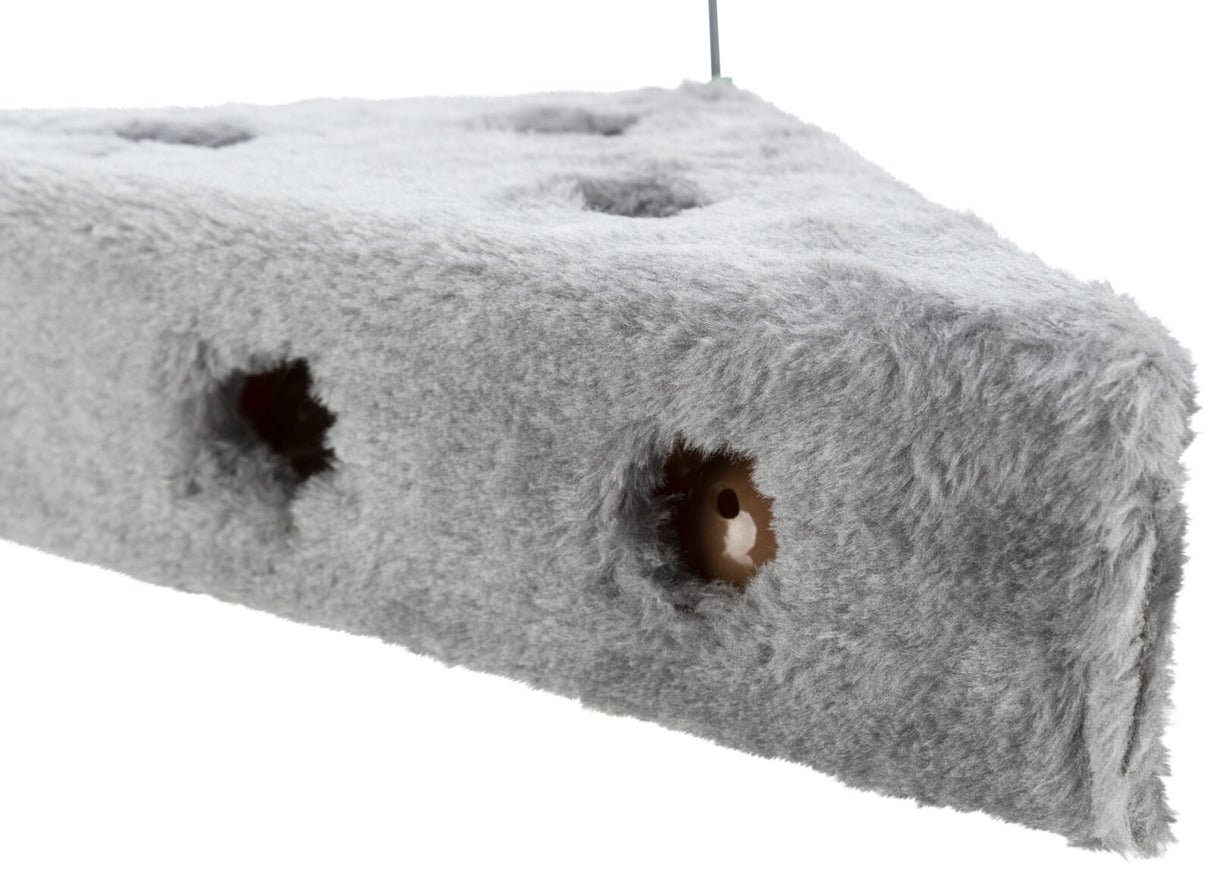 Graues, dreieckiges, flauschiges Objekt mit mehreren runden Öffnungen an den Seiten.