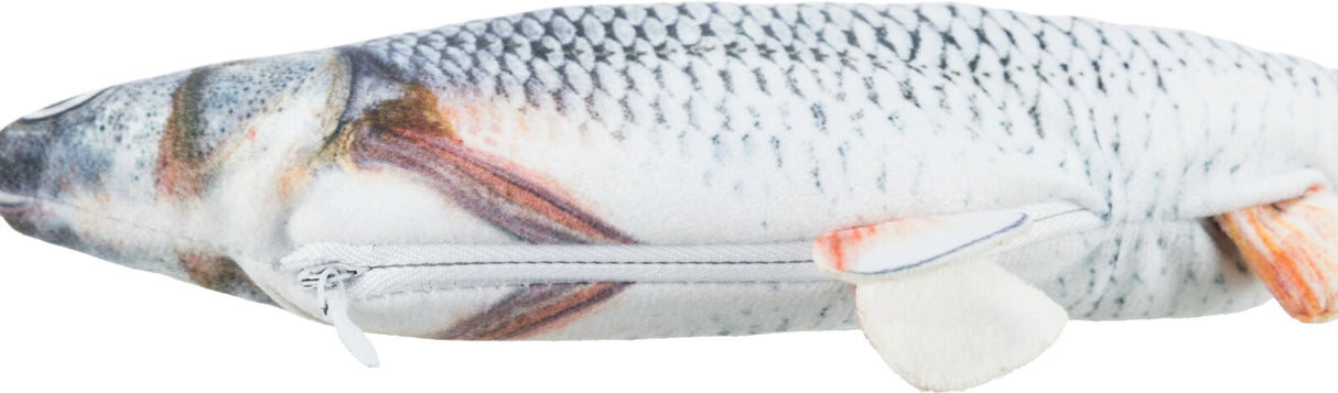 Stoffspielzeug in Fischform mit realistischem Schuppenmuster und Reißverschluss, überwiegend in Weiß und Grau.