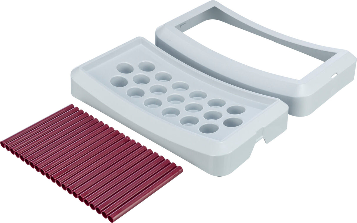 Graues Tablett mit Löchern neben einer Reihe von roten Röhren in Zylinderform auf weißem Hintergrund.