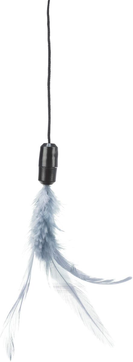 Spielzeug mit schwarzer Schnur und schwarzem Kunststoffgriff, daran hellblaue Federn hängend.