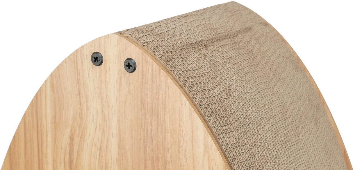 Nahaufnahme einer gebogenen Holzstruktur mit beige-farbener, texturierter Oberfläche und zwei sichtbaren Schrauben.