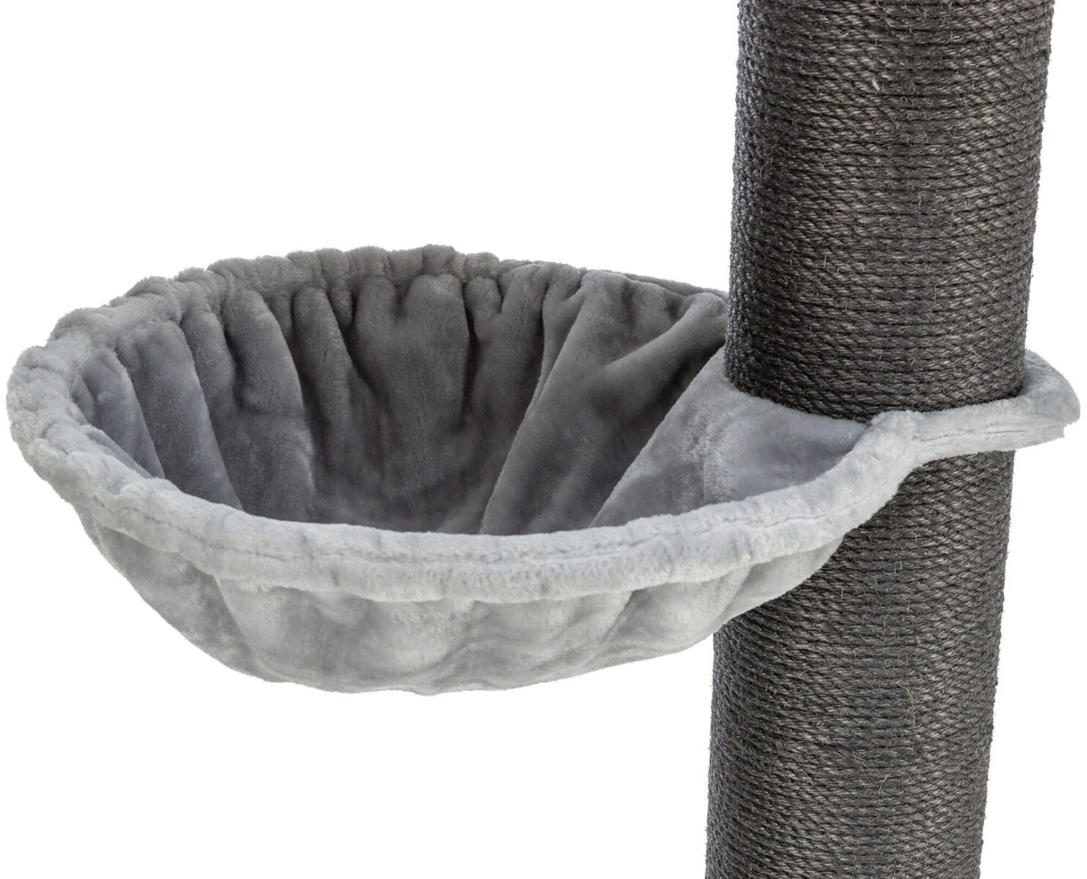 Graue, flauschige Hängemulde an einem schwarzen, mit Seil umwickelten Kratzbaum befestigt.