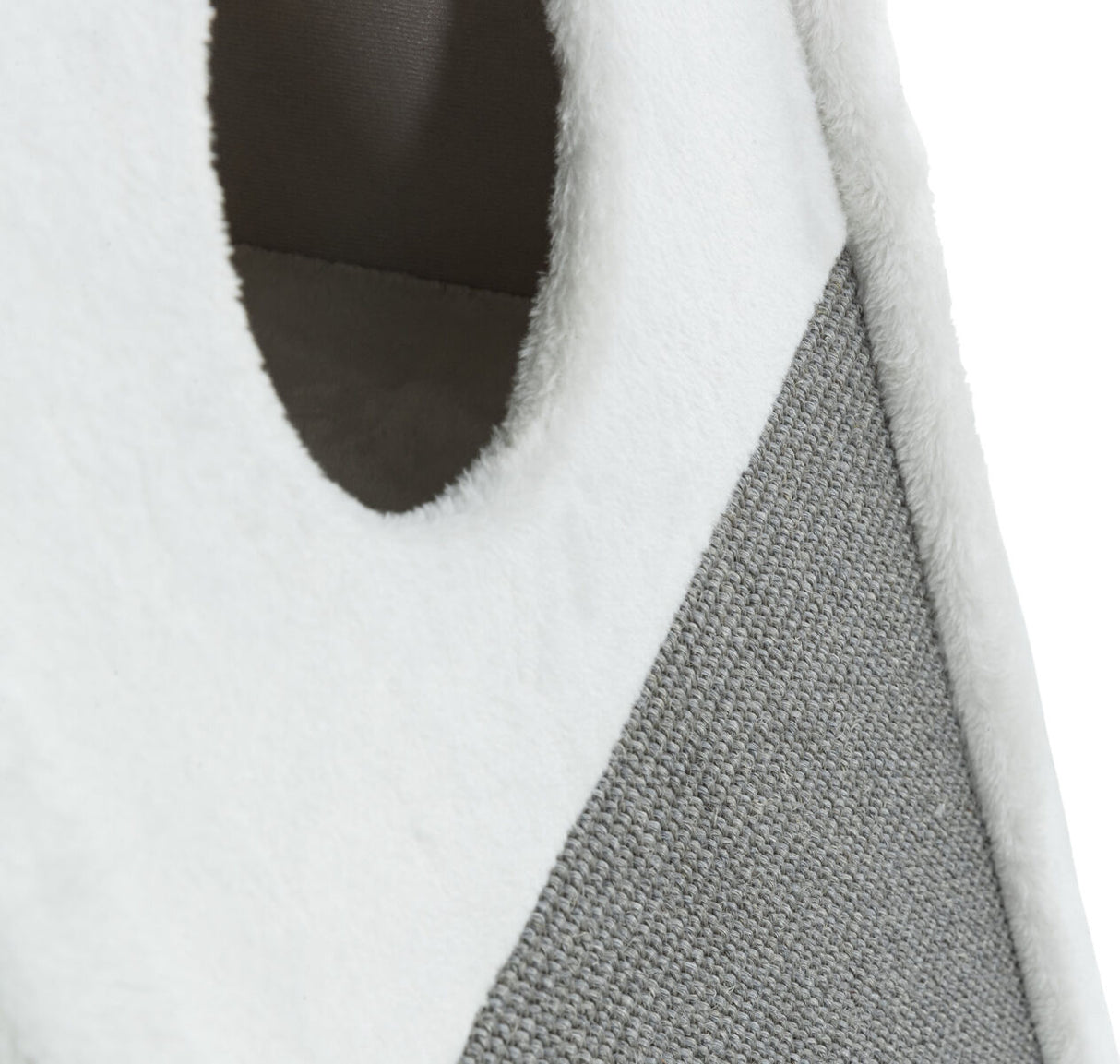 Ein großes Loch in einer Struktur mit weißem Stoffrand und grauer, gewebter Außenfläche.