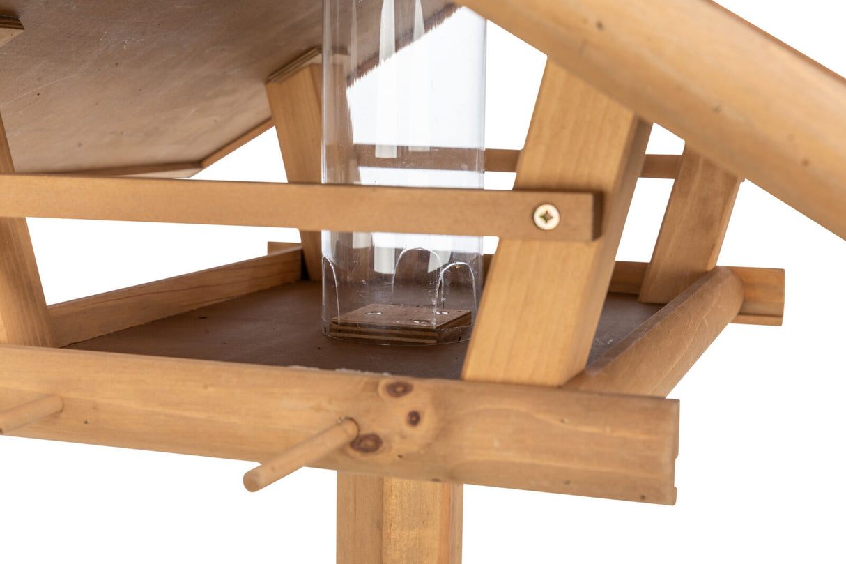 Holzstruktur mit Glasrohr in einem Dachgerüst, klar sichtbare Schrauben und Holzverbindungen.